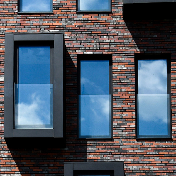 Ein Durchsturzschutz aus Glas vor Ihrem Fenster ist minimalistisch und schützt.